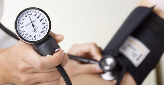 خمسة طرق طبيعية لتخفيض ضغط دمك