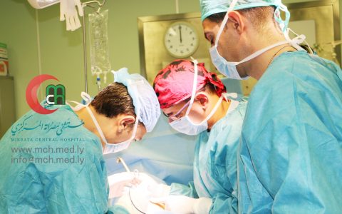 إزالة كتل ورمية من صدر مريض