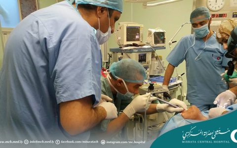 تركيب جهاز كلام لمريض من تاجوراء بعد استئصال حنجرته