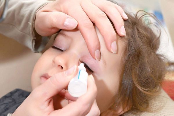 احمرار العيون عند الاطفال: اسباب وعلاجات